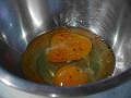 ボールに卵２個を割り入れ、軽く塩、胡椒をして良くときます